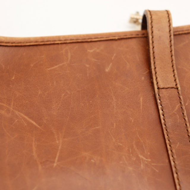 Détail haut du sac Gucci Hobo Web griffures cuir lisse bandoulière amovible — AMANA Vintage
