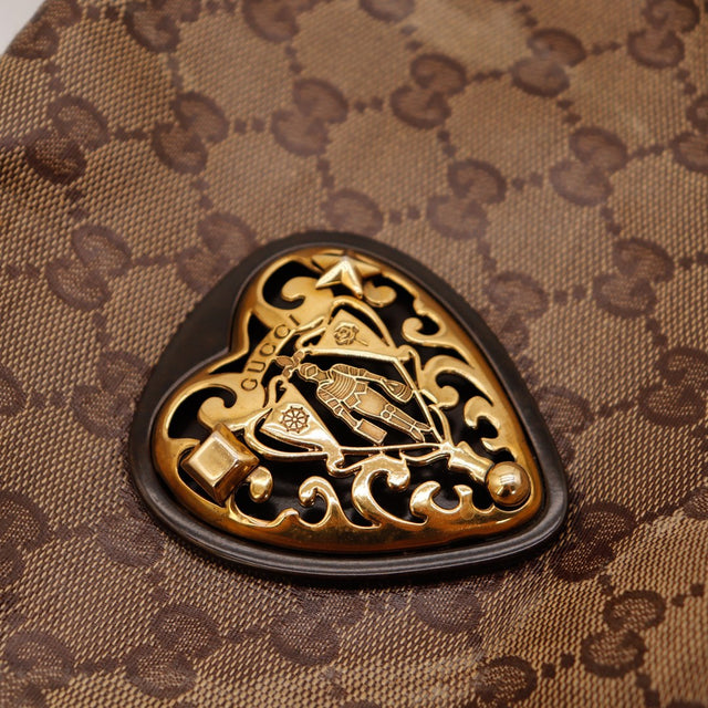 Détail gros plan médaillon Gucci gravé Babouska occasion authentique — AMANA Vintage