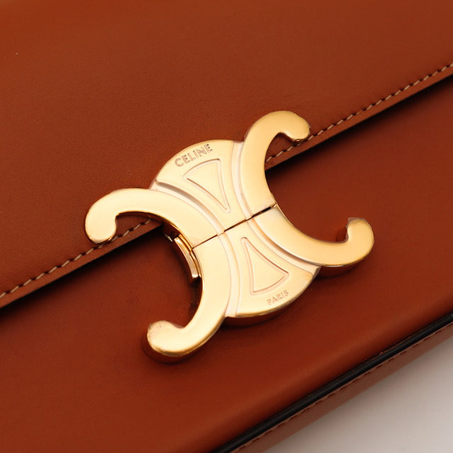 Détail fermoir Triomphe doré Celine Paris sur cuir cognac — AMANA Vintage