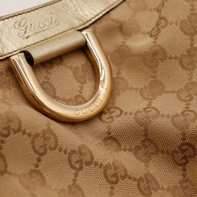 Détail finition dorée signature Gucci sac Hobo — AMANA Vintage