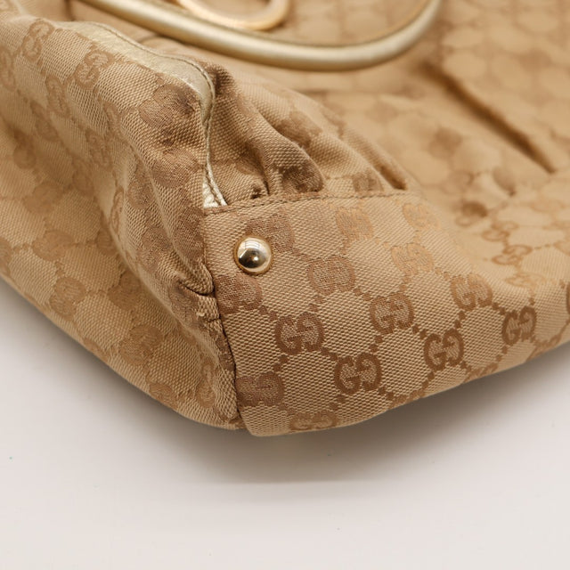 Détail coin et rivet doré sac Gucci Hobo toile monogrammée — AMANA Vintage