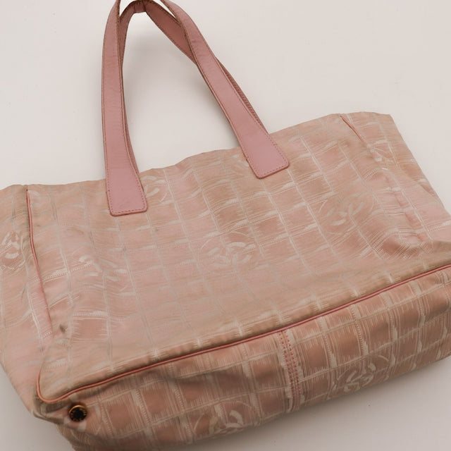 Intérieur Tote Bag Chanel New Travel Line doublure beige poche zippée — AMANA Vintage