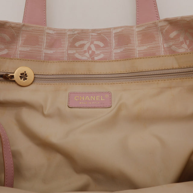 Détail intérieur doublure Chanel New Travel Line traces usage — AMANA Vintage