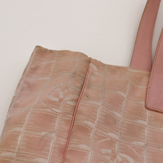 Détail coin bas Tote Bag Chanel New Travel Line monogramme rose — AMANA Vintage