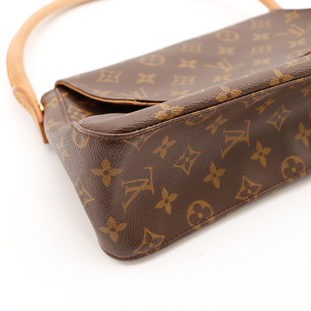 Détail coin et base Louis Vuitton Mini Looping toile Monogram occasion authentique — AMANA Vintage