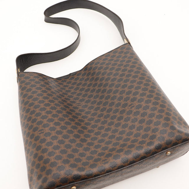Vue à plat Hobo Celine Macadam bandoulière cuir noir toile Macadam — AMANA Vintage