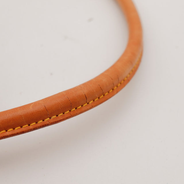 Détail anse cuir vachette Louis Vuitton Mini Looping patine caramel occasion authentique — AMANA Vintage