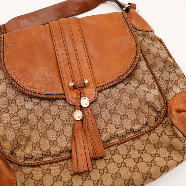 Détail rabat et pampilles cuir Gucci Hobo occasion authentique — AMANA Vintage