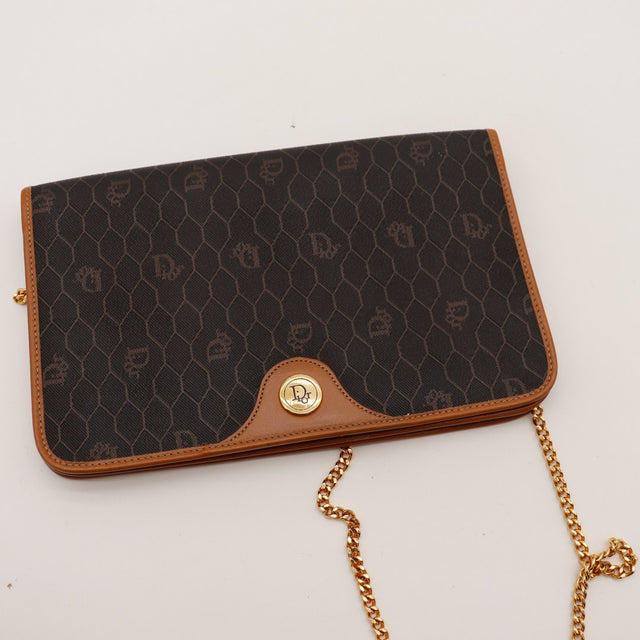 Détail fermoir tournant doré sigle Dior pochette Honeycomb Christian Dior — AMANA Vintage