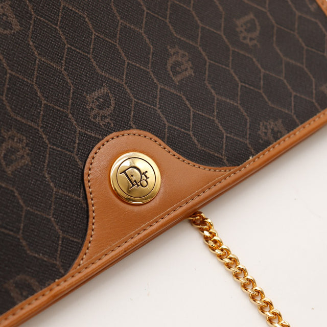 Détail plaque Christian Dior Made in France intérieur pochette Honeycomb vintage — AMANA Vintage