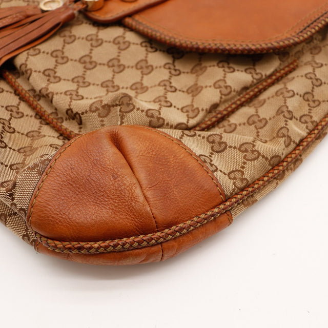 Détail coin cuir et finition tressée Gucci Hobo occasion authentique — AMANA Vintage