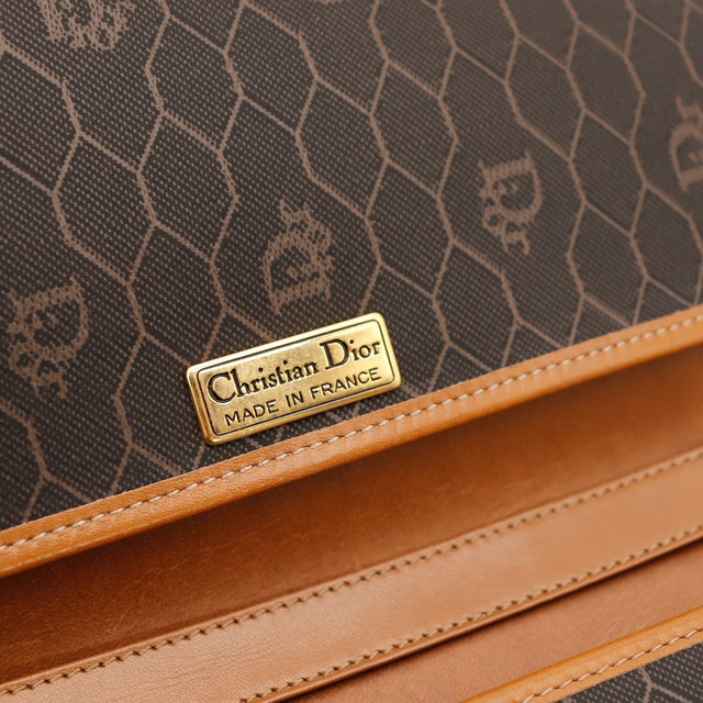 Détail intérieur pochette Christian Dior Honeycomb taches sur cuir cognac — AMANA Vintage