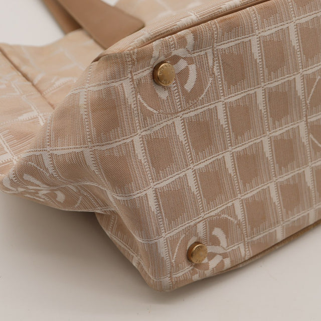Détail coin inférieur Chanel New Travel Line pieds métal et toile jacquard — AMANA Vintage