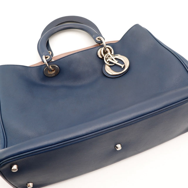 Détail anses et breloques D-I-O-R argentées Christian Dior Diorissimo marine — AMANA Vintage