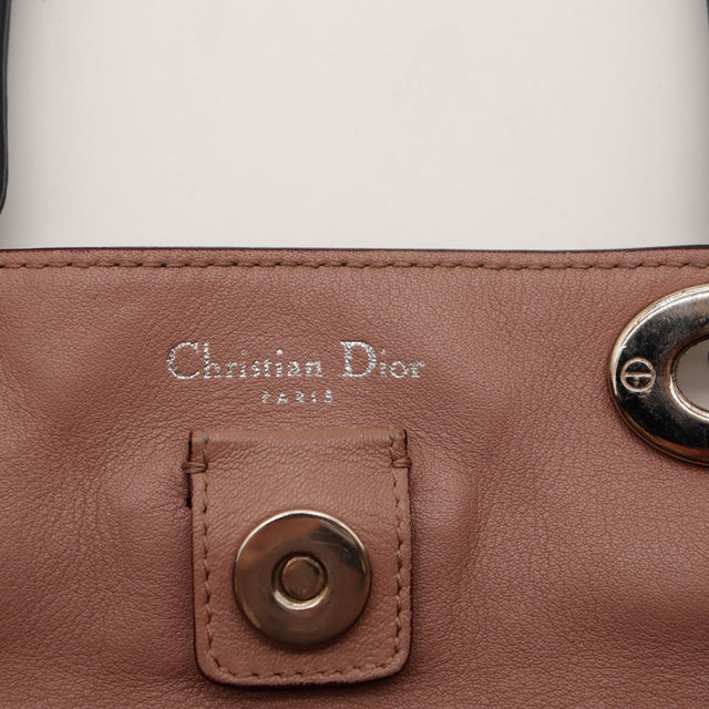 Détail intérieur doublure cuir vieux rose Christian Dior Diorissimo — AMANA Vintage
