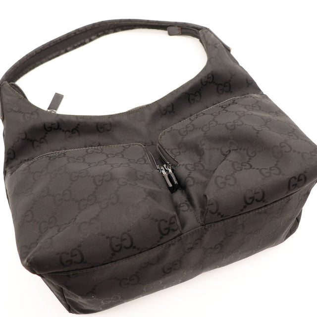 Détail anse et couture Gucci Hobo nylon noir — AMANA Vintage