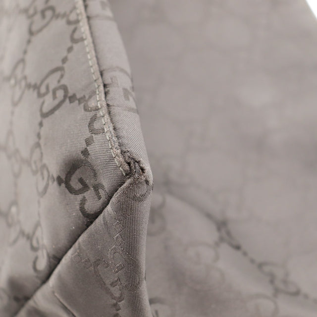 Détail coin accroc couture effilochée Gucci Hobo nylon noir — AMANA Vintage