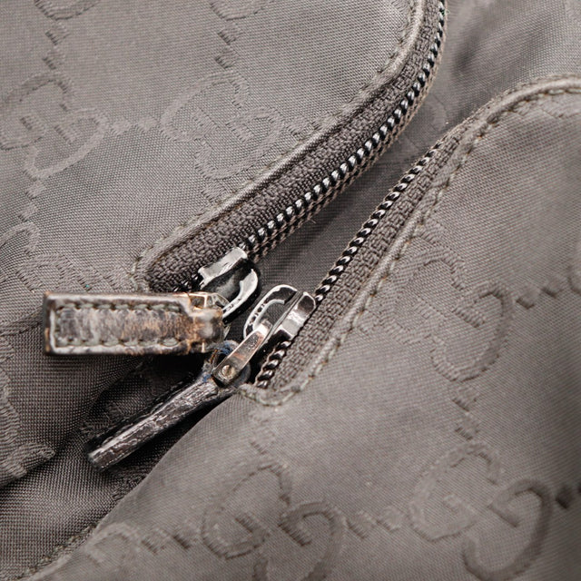 Détail tirettes en cuir usées curseurs Gucci Hobo nylon noir — AMANA Vintage