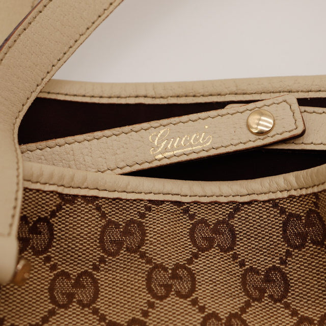 Detail inscription Gucci cuir grainé ivoire — AMANA Vintage