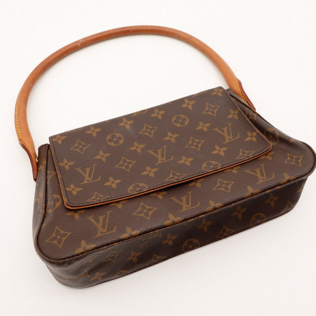 Détail vue plongeante Louis Vuitton Mini Looping toile Monogram et rabat occasion — AMANA Vintage