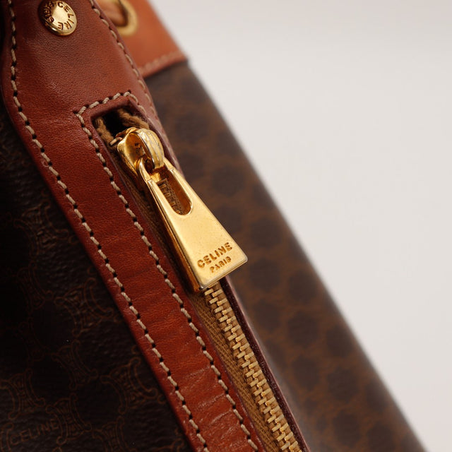 Détail zip latéral doré curseur Céline Paris Seau Macadam vintage — AMANA Vintage