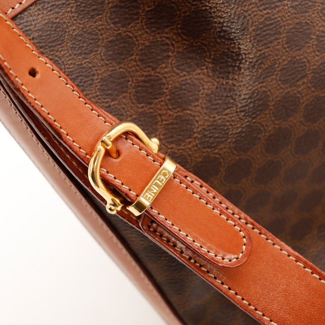 Détail boucle réglage bandoulière dorée Céline gravée cuir cognac — AMANA Vintage