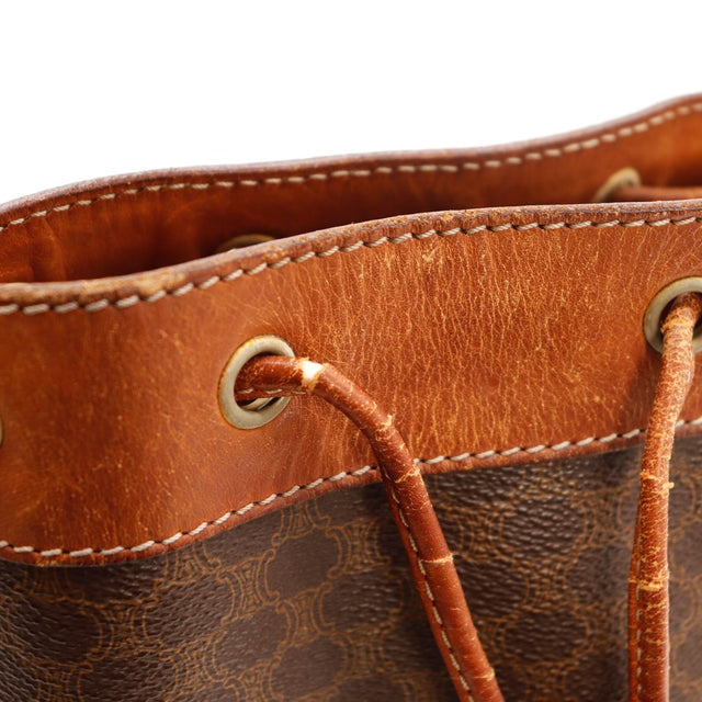 Détail fond cuir sac seau Celine Macadam taches griffures gros plan — AMANA Vintage