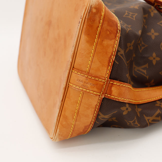 Détail signature Louis Vuitton Paris cuir vachette Noé — AMANA Vintage