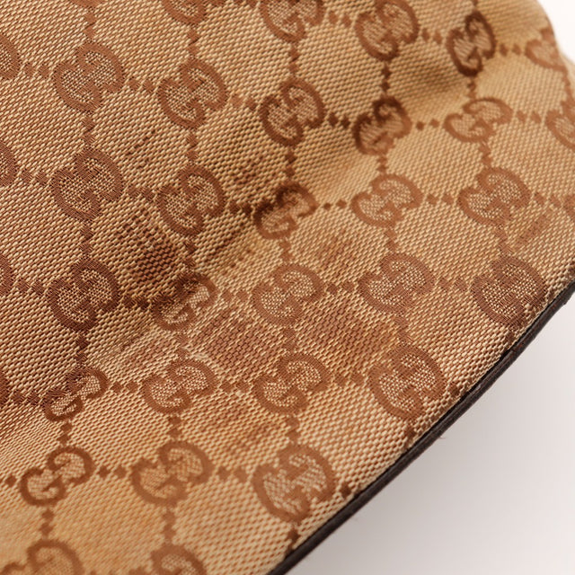 Détail texture toile monogrammée Gucci Hobo occasion authentique — AMANA Vintage
