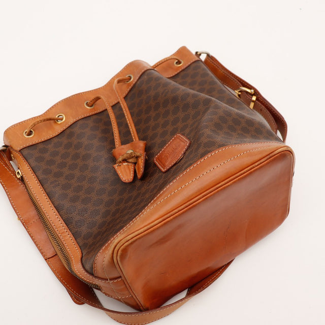 Sac seau Céline Macadam posé à plat vue dessus cordelette et fermoir — AMANA Vintage