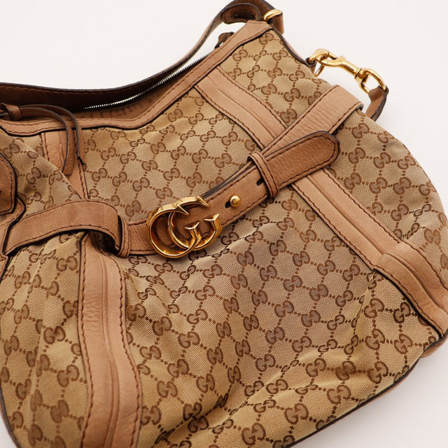 Détail boucle GG dorée Gucci Hobo GG occasion authentique — AMANA Vintage