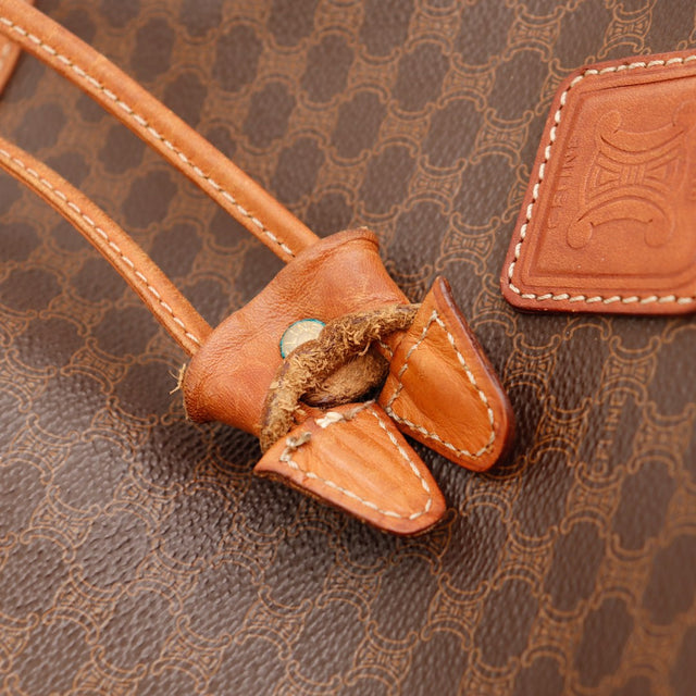 Détail gros plan embout cordelette abîmé cuir effrité Céline Macadam — AMANA Vintage