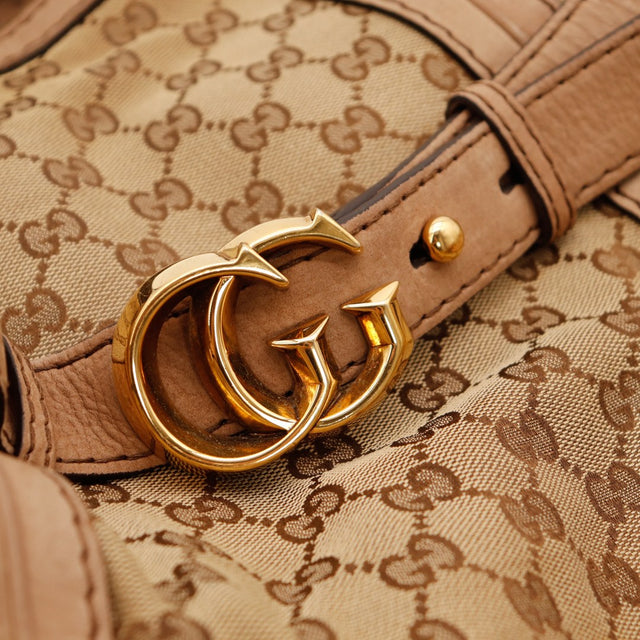 Détail boucle signature dorée Gucci Hobo GG occasion authentique — AMANA Vintage