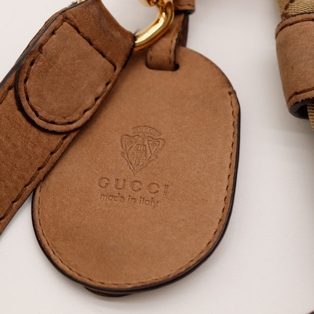 Détail breloque cuir estampillée Gucci made in Italy — AMANA Vintage