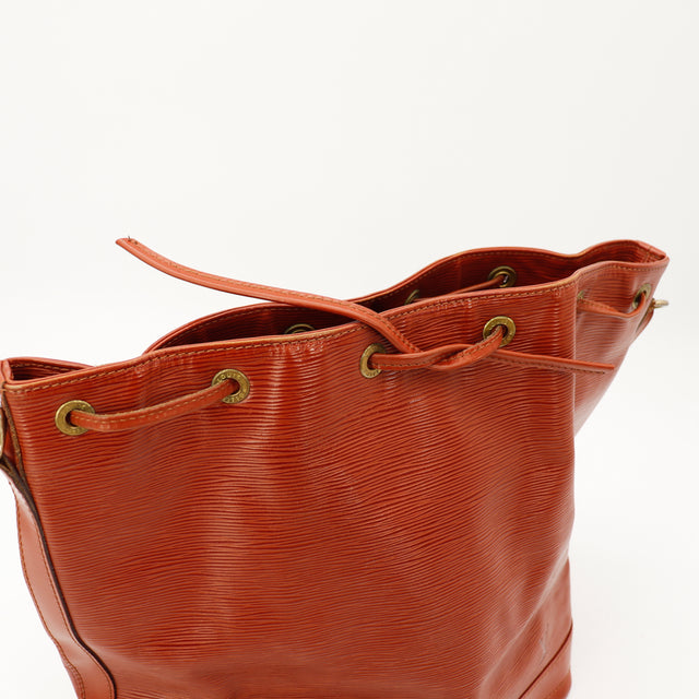 Amana-vintage-sacs-de-luxe-pas-cher-bag-details-occasion-speedy-dior-seconde-main-exclusif-sac-vuitton-authentique-noé-papillon