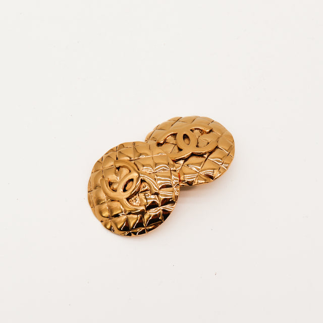 Les Boucles d'oreilles Chanel Vintage Matelassé Coco Mark Doré