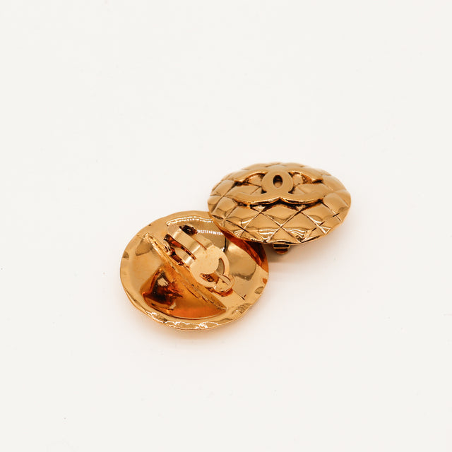 Les Boucles d'oreilles Chanel Vintage Matelassé Coco Mark Doré
